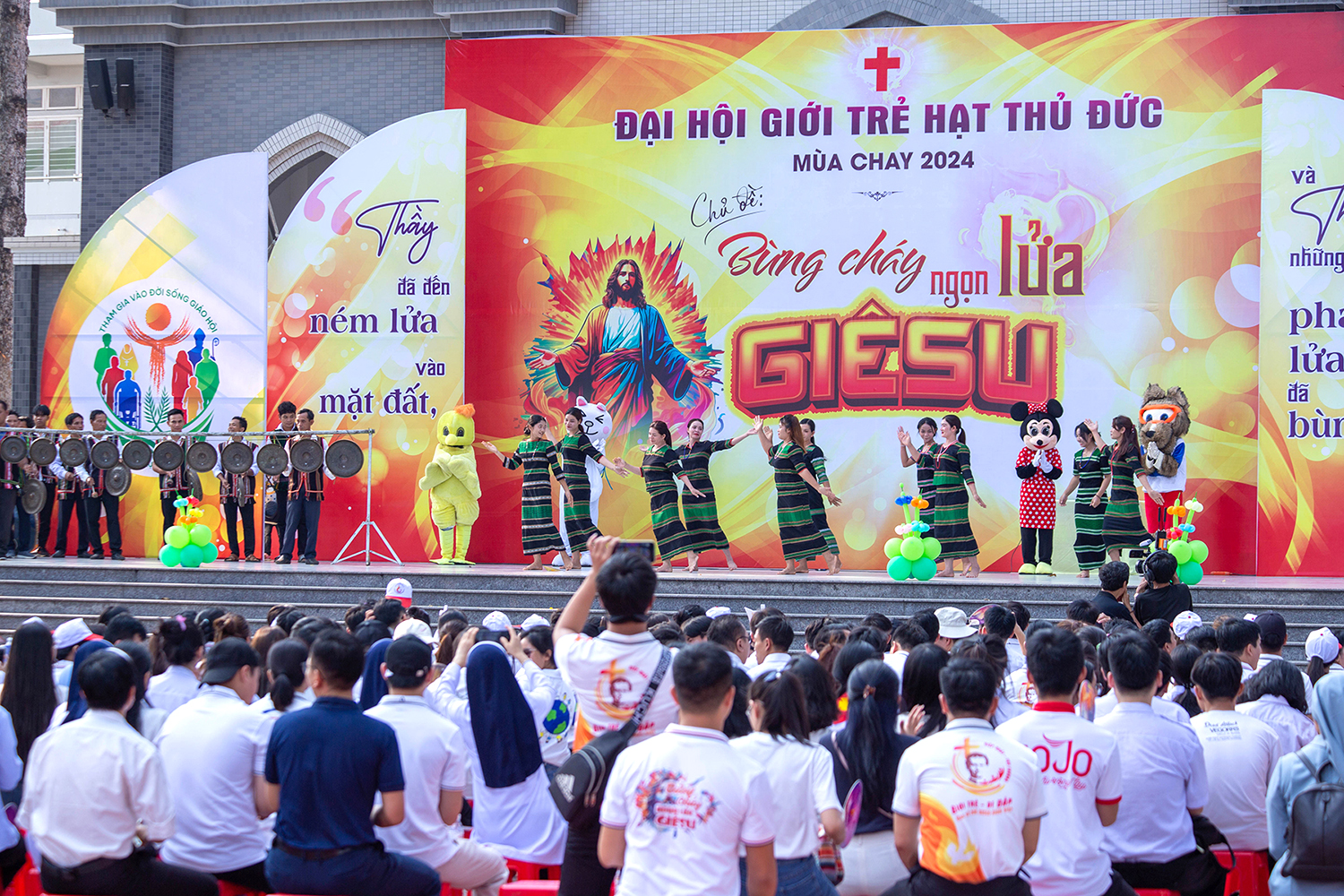 Giới trẻ trong tương quan với xã hội,  giáo hội